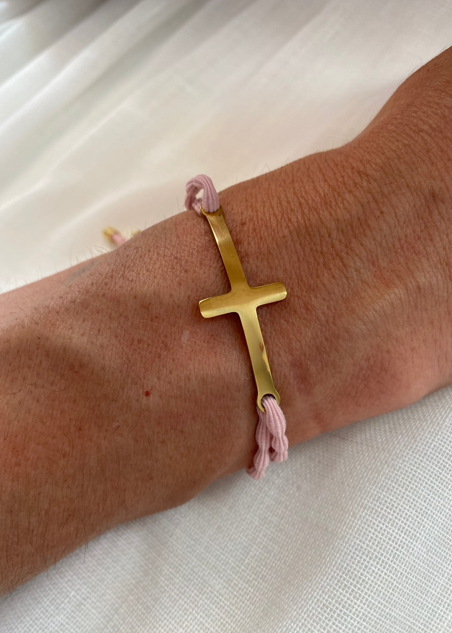 Pulsera ajustable cruz dorada