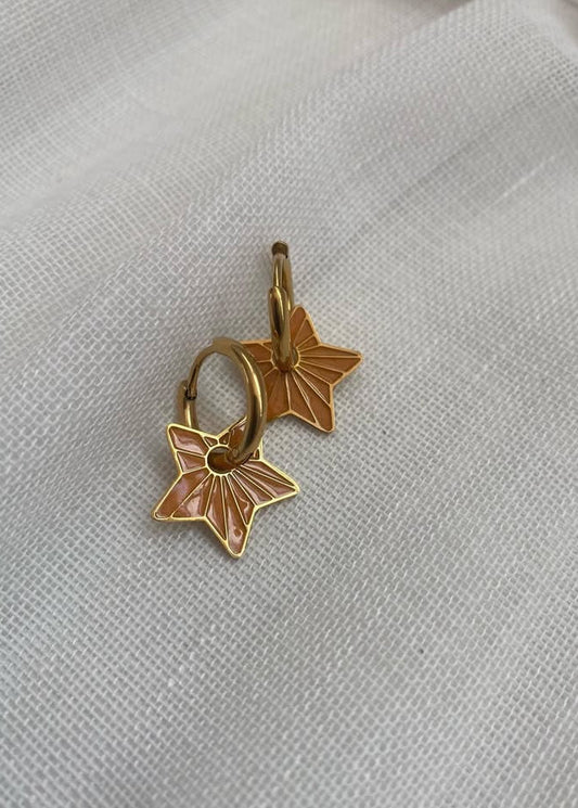 Pendiente estrella naranja