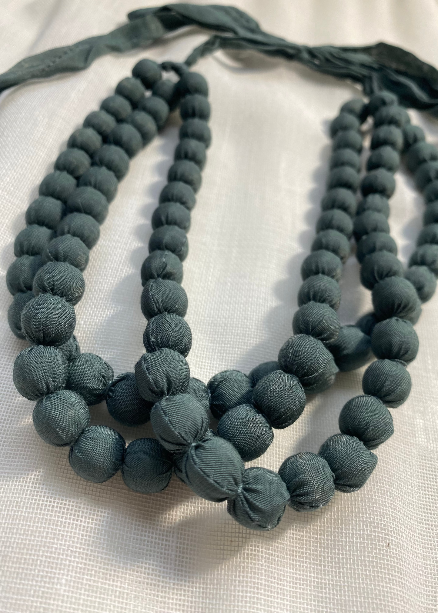 Gargantilla tres vueltas bolitas